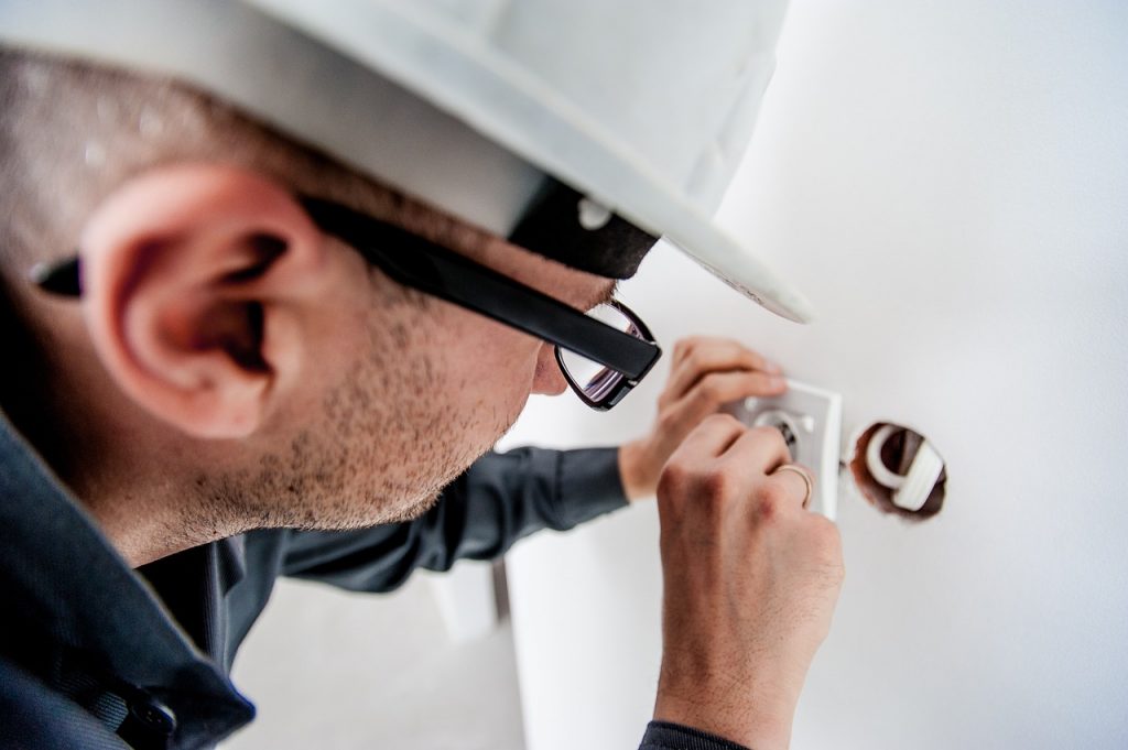 Picture of an electrician carrying out an electrical repair service